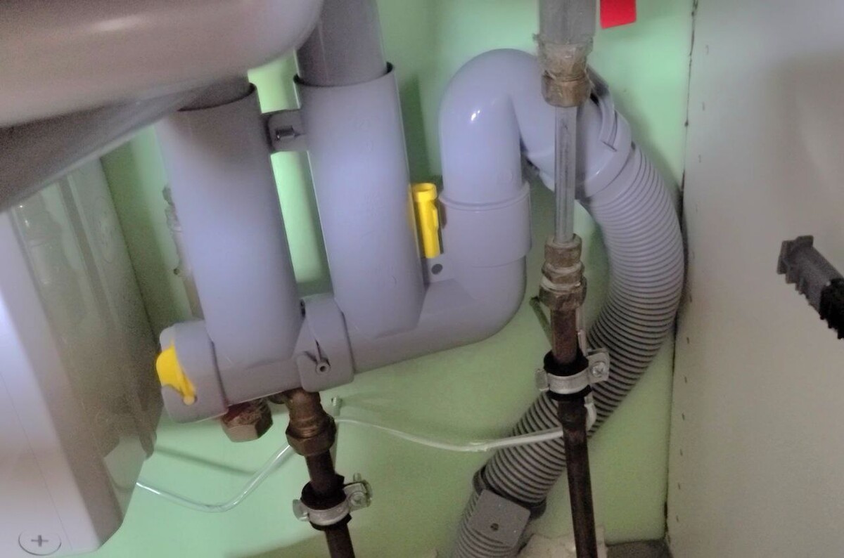 iSocket Sensor Specific connected to the pipe for pipe freezing and water usage control